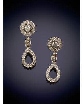 36-ELEGANTE COLGANTE CON UNA LÁGRIMA DE BRILLANTES sobre una montura en oro blanco de 18K.