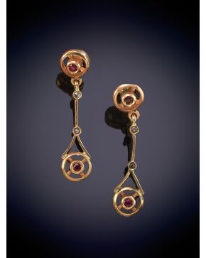 49-BELLOS PENDIENTES ESTILO ANTIGUO DECORADOS POR  RUBÍES Y BRILLANTES sobre una montura en oro rosa de 14K.