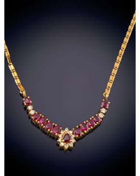 5-ELEGANTE GARGANTILLA DE RUBÍES Y BRILLANTES sobre una montura en oro amarillo de 18K.
