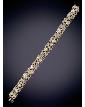 50-DELICADA PULSERA ANTIGUA DE DIAMANTES de bellas formas vegetales sobre una montura de oro blanco de 18k. 