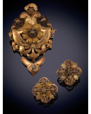 52-ELEGANTE CONJUNTO COMPUESTO POR BROCHE Y PENDIENTES ISABELINOS DECORADOS POR BRILLANTES en oro amarillo de 18K.