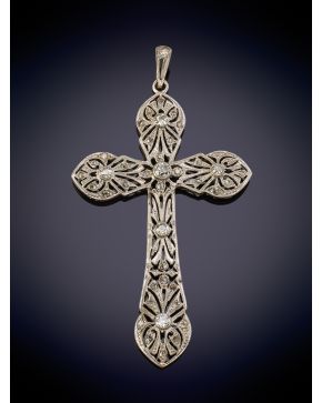 53-ELEGANTE CRUZ ART DECÓ DECORADA POR 1CT DE BRILLANTES sobre una montura en oro blanco de 18K.