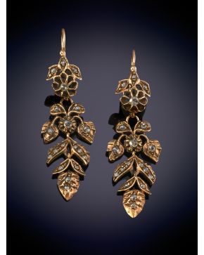 55-BELLOS PENDIENTES LARGOS DE ESTILO VEGETAL DECORADOS POR BRILLANTES sobre una montura en oro rosa de 14K.