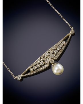 56-DELICADO COLGANTE ANTIGUO DE DIAMANTES CON PERLA CULTIVADA sobre una montura calada de oro blanco de 18k. 