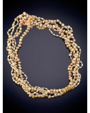 59-ELEGANTE COLLAR MULTIHILOS DE PERLITAS CULTIVADAS con broche en oro amarillo de 18K.