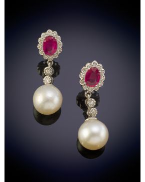 6-BELLOS PENDIENTES CON UN ROSETÓN DE RUBÍ ORLADO POR BRILLANTES DEL QUE PENDE UNA PERLA CULTIVADA sobre una montura en oro blanco de 18K.