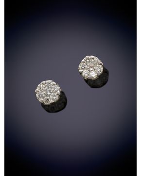 60-ELEGANTES PENDIENTES ROSETÓN DE BRILLANTES sobre una montura en oro blanco de 18K.
