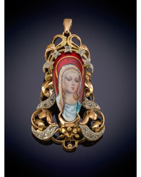 8-BELLO COLGANTE MEDALLA CON UN ESMALTE CENTRAL DE LA VIRGEN ORLADO POR UNA MONTURA DECORADA POR ESTRELLAS Y BRILLANTES en oro rosa de 18K.