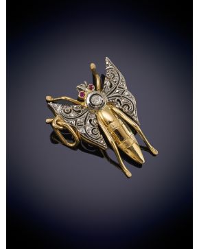 9-COLGANTE MOSCA DE BRILLANTES sobre una montura de oro amarillo y blanco de 18k. 