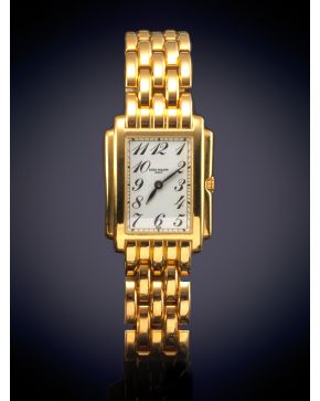 915-PATEK PHILIPPE" MODELO "GONDOLO 4824" RELOJ DE PULSERA PARA SEÑORA. CAJA Y BRAZALETE EN ORO AMARILLO DE 18K. MOVIMIENTO SUIZO DE CUARZO.