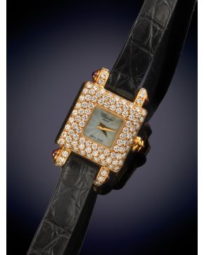 916-CHOPARD" Reloj joya para señora. Movimiento de cuarzo. Caja numerada y punzonada en oro amarillo de 18k . Pequeña caja de pavé de brilla