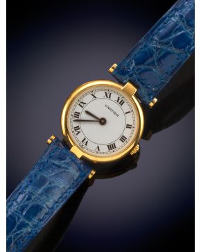 917-CARTIER" Reloj de pulsera para señora. Caja en oro amarillo de 18k y correa de puel azul. Punzonada y numerada. Movimiento de cuarzo. Es