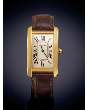918-CARTIER TANK AMERICAINE MECÁNICO REF. 1735 CIRCA 2010Caja en oro amarillo de 18k, C69295. movimiento mecánico manual.  Esfera bl