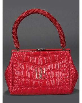 938-CAROLINA HERRERA Bolso de mano en piel roja con asa recorrido por un cordón. Iniciales CH y broche en metal dorado.
