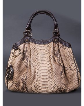 942-GUCCI Bolso en piel marrón.