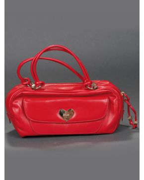 946-ESCADABolso en piel roja alargado con broche en forma de corazón en metal dorado. Colección EXOTICS.