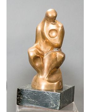 2005-ESCUELA S. XX Maternidad Escultura en bronce pavonado sobre peana de mármol. Firmada Wenceslao y numerado 1/3. Altura: 18 cm"