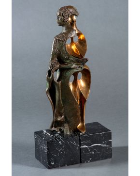 2009-OSCAR ESTRUGA (Vilanova i la Geltrú, Barcelona 1933) Dama  Escultura de dos piezas en bronce patinado sobre peana de piedra Firmada en ambas par"