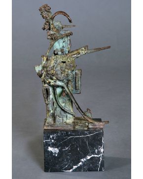 2001-JOSÉ MANUEL ALBERDI (Azkoitia 1922-Denia 2008)  Guerrero Azteca. 1979 Bronce patinado Firmado y fechado 1979 Medidas: 39,5 x 18,5 x 11 cm. "