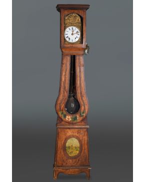2135-Reloj de antesala tipo Morez en madera de roble con decoración pintada de flores y escena de cacería en reserva. S. XIX.  Placa en latón dorado c