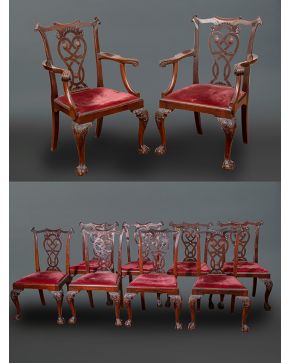 605-Sillería de comedor estilo Chippendale, s. XIX. Compuesta por ocho sillas y dos butacas. En madera de caoba con tapicería color burdeos. Patas del
