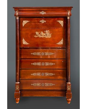 875-Bureau “abbatant” en madera de caoba, Francia, s.XIX. Tapa abatible, cajón superior y cuatro registros de cajones en la parte inferior.  Aplicacio