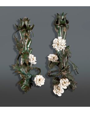413-Decorativa pareja de apliques para vela, hechos en latón pintado con flores en porcelana aplicada. Altura: 23 cm.