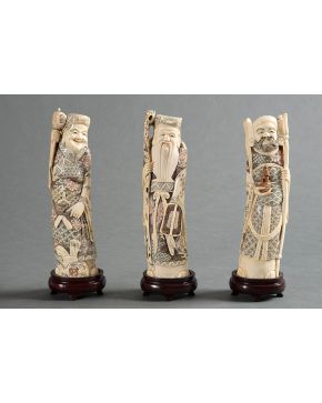 452-Lote de tres okimonos, Japón pp. s. XX, de sabios en marfil de morsa pirograbado sobre peanas de madera. Medida mayor: 22 cm. Peso total: 1.745 gr