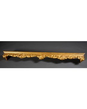 874-Galería estilo Luis XV en madera tallada y dorada decorada con elementos vegetales y con doble cortinaje y pabellón de damasco burdeos y tornasol 