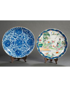 446-Lote formado por plato en porcelana china con decoración de escena palaciega en el campo y cenco enporcelana china de flores azules sobre fondo bl