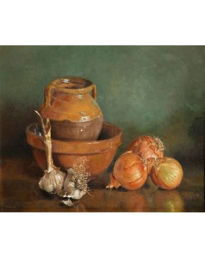 417-ISABEL GUERRA (Madrid, 1947)				 “Bodegón con ajos y cebollas” Óleo sobre lienzo.  Medidas: 48 x 58 cm. 
