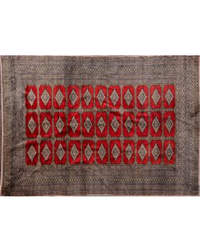 431-Alfombra persa en lana de campo bourdeos con decoracion geomátrica y cenefa en tonalidad grisacea. Medidas: 270x190
