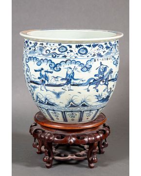 415-Pecera en porcelana china blanca con decoración en azul, escenas de cortesanos y greca de flores. Sobre peana de madera. Altura: 40 cm.
