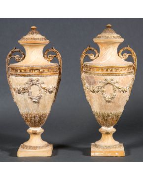 408-Pareja de jarrones estilo neoclásico en cerámica pintada y dorada. Altura: 57 cm.