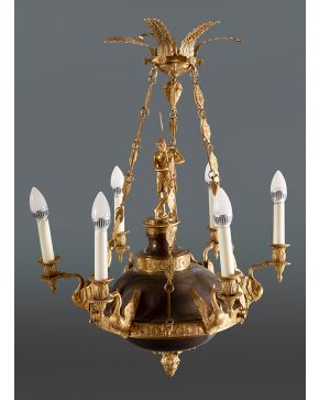 950-Lámpara estilo Imperio en bronce cincelado y dorado con plato inferior que pende de cuatro hileras de medallones geométricos con decoración vegeta