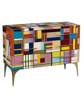8-Cómoda italiana con estructura de madera  revestida con cristal de Murano y remates en latón. Italia, c.1965 Medidas: 85 x 113,5 x 45 cm.