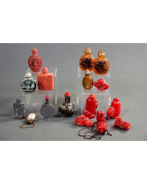 439-Lote oriental compuesto por tres Snuff bottles, de calcedonias con decoración vegetal tallada y dos " Snuff bottles" de coral, cuatro pequeñas fi"