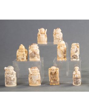 428-Lote compuesto por diez inmortales, China ca.1900, en hueso tallado y pirograbado. Altura mayor: 6 cm.