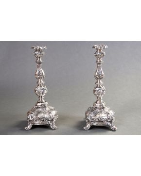 628-Pareja de candeleros estilo Rococó, ca. 1900, en plata rusa punzonada por FRAGET (84 zolotniki / 875 milésimas). Base cuadriforme con cuartelas c"
