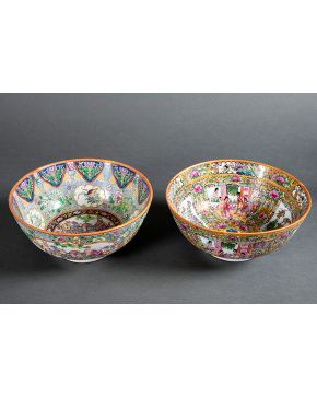 456-Lote formado por dos grandes cuencos de porcelana china con decoración floral y escenas palaciegas. Diametro: 30 cm.