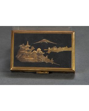 459-Beauty case en metal dorado con vista de pagoda, interior con espejo, polvera, barra de carmín y caja de música.  Medida: 9x6 cm."
