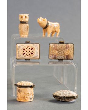 429-Lote de seis pequeños tarros con tapas abatibles, China s. XIX, en hueso tallado y pirograbado en forma de animales, tarro con elefante y tres cof