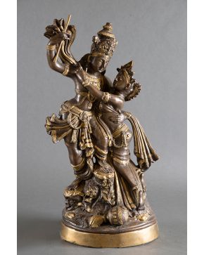 436-Grupo de Deidades Hindúes en bronce dorado y pavonado de dos figuras masculina y femenina con detalles en dorado sobre base circular.  Altura: 84"