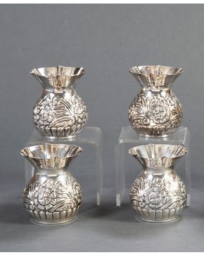 1102-Juego de cuatro floreritos en plata peruana, ley 950. Cuerpo globular cincelado y decorado con gallones.  Peso: 490 gr. Altura: 10 cm.