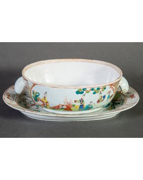 455-Sopera con fuente en porcelana china de exportación, Dinastía Qing, reinado Qianlong, 1736-1795. Decoración esmaltada tipo familia rosa. Falta tap