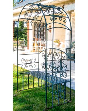 421-Banco de jardín en forma de arco de medio punto en hierro forjado con roleos. Medidas: 225x67x130 cm.