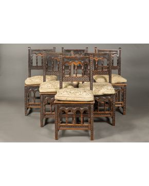 2189-Juego de seis sillas en madera de roble o castaño, años 40. Medidas: 102 x 40 x 47 cms