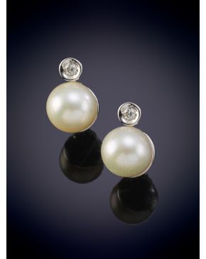 12-PENDIENTES DE PERLAS CULTIVADAS Y BRILLANTE sobre una montura de oro blanco de 18k. 