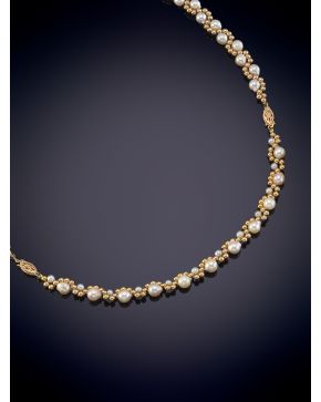 2-ORIGINAL CADENA LARGA DE PERLITAS CULTIVADAS ADORNADA POR BOLITAS DE ORO AMARILLO DE 18K. Desmontable en pulsera y gar