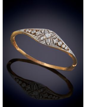 3-ELEGANTE PULSERA RÍGIDA ESTILO ART DÈCO CON FRENTE DECORADO POR BRILLANTES sobre una montura en oro amarillo de 18K.